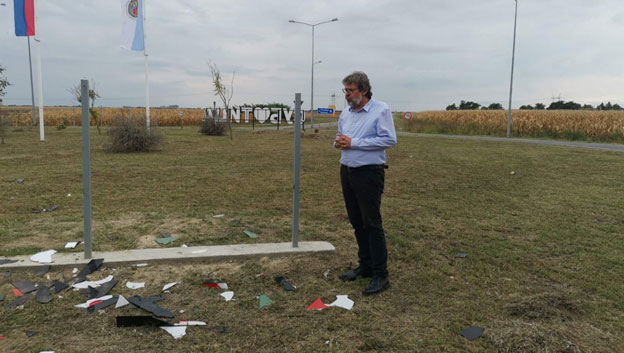  Ministar Žigmanov oštro osudio vandalsko uništavanje natpisa Subotica na mađarskom jeziku na ulazu u grad  