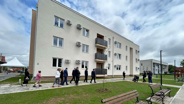  Ministar  Žigmanov uručio ključeve i ugovore korisnicima stanova za socijalno stanovanje Svilajncu 