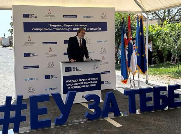  Ministar Tomislav Žigmanov na uručenju ključeva korisnicima 23 stana za socijalno stanovanje u Šapcu 