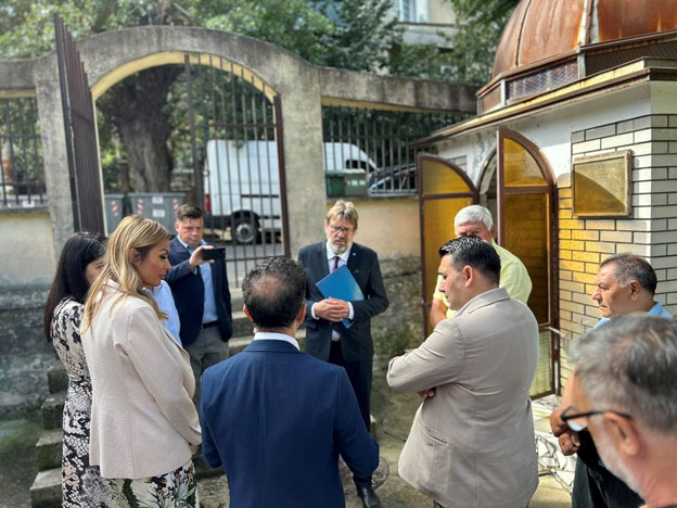 Ministar Žigmanov posetio spomen obeležje Roma stradalih u ratovima i mesto kulta zaštitnice romske dece tetkice Bibije na Vračaru  