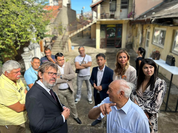  Ministar Žigmanov posetio spomen obeležje Roma stradalih u ratovima i mesto kulta zaštitnice romske dece tetkice Bibije na Vračaru   
