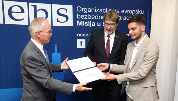  Ministar Žigmanov na dodeli sertifikata Programa stručne prakse za mlade iz južne i jugozapadne Srbije za 2023. godinu 